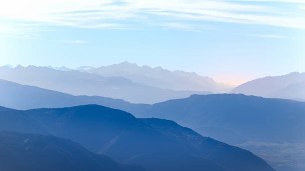 朝のもやみに覆われた山の日の出。ヴァル・ガルデナ,ザイザー・アルム,イタリア - mountain valley european alps shade ストックフォトと画像