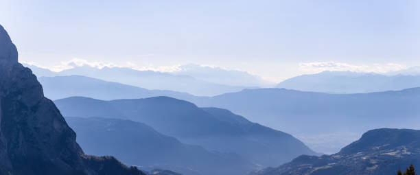 朝の霧に覆われたドロミテの無限の山脈。セイザーアルム高原からの眺め - mountain valley european alps shade ストックフォトと画像