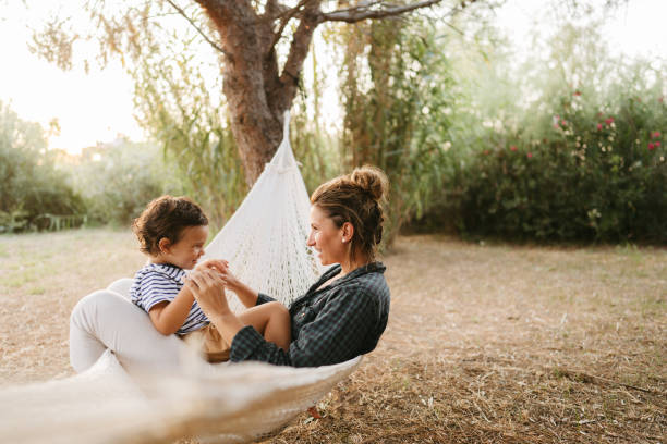 moments de détente dans un hamac - child women outdoors mother photos et images de collection