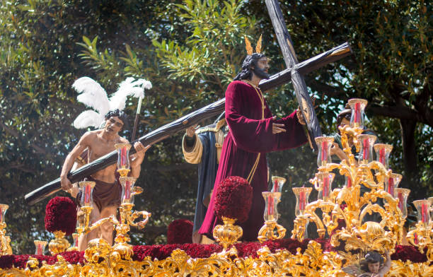 jesucristo con la cruz en el vía crucis - seville sevilla house spain fotografías e imágenes de stock