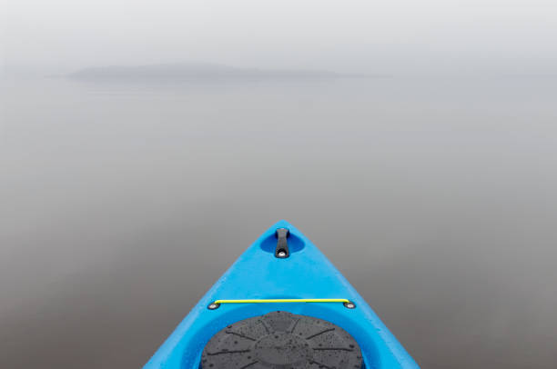 niebieski kajak na otwartej wodzie we mgle i mgle nad loch lomond - loch rowboat lake landscape zdjęcia i obrazy z banku zdjęć