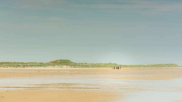 cavaliers sur la plage vi. cavaliers sur la plage, vue lointaine - north norfolk photos et images de collection