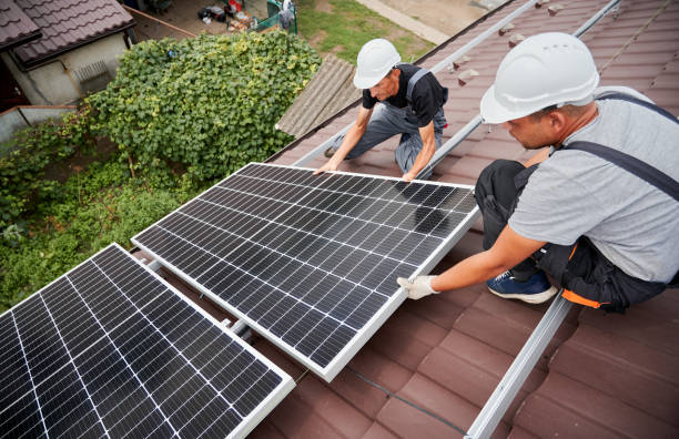 homme qui monte des panneaux solaires sur le toit de la maison. - environmental conservation built structure solar power station building exterior photos et images de collection