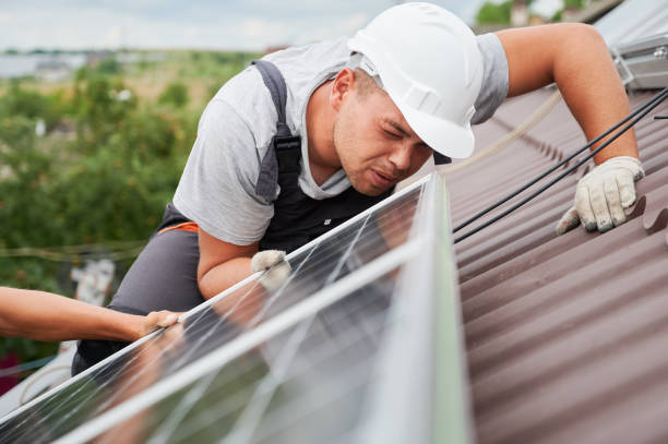 homme qui monte des panneaux solaires sur le toit de la maison. - environmental conservation built structure solar power station building exterior photos et images de collection