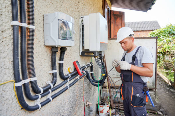 elektriker installiert solaranlage, verkabelungswechselrichter und schaltkasten - elektrischer generator stock-fotos und bilder