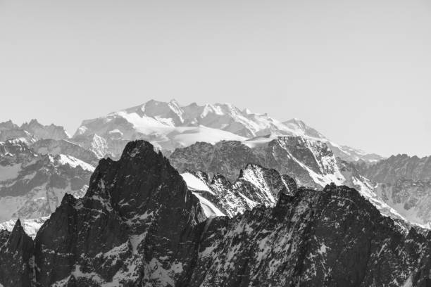 luftaufnahme der französischen alpen im winter - mont blanc ski slope european alps mountain range stock-fotos und bilder