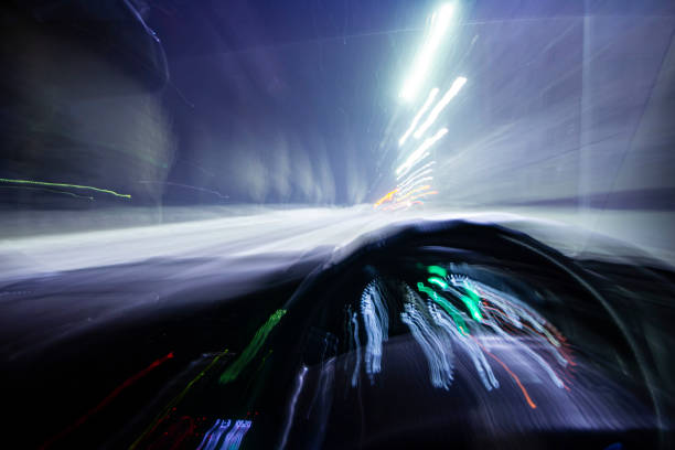flou de mouvement à l’intérieur de la piste lumineuse de la voiture représentant une voiture en mouvement ou un conducteur ivre - reckless driving photos et images de collection