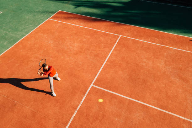 вид с дрона на теннисный матч - tennis serving men court стоковые фото и изображения