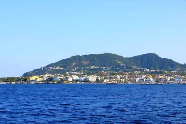 городской пейзаж порта искья, гавань с лодками - ischia island campania nautical vessel harbor стоковые фото и изображения