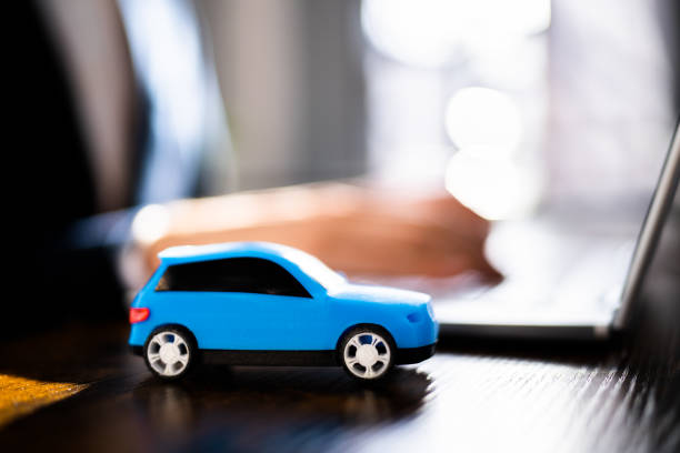 istock Buy Sell Online Car Insurance 1367507675