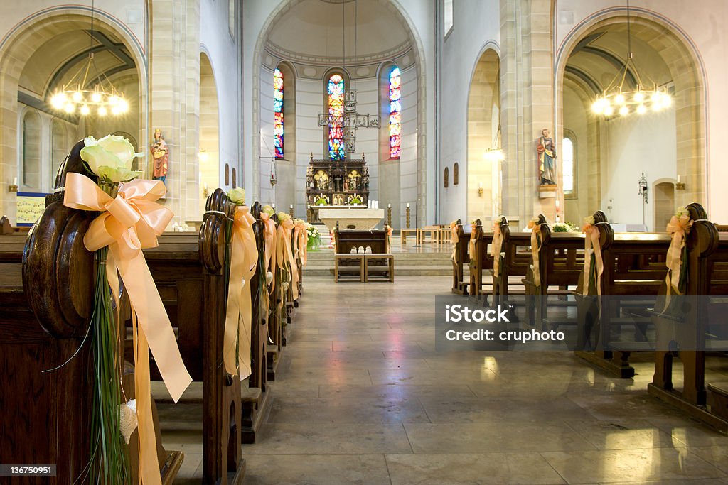 Decoração com flores na igreja antes de uma cerimônia de casamento - Foto de stock de Igreja royalty-free