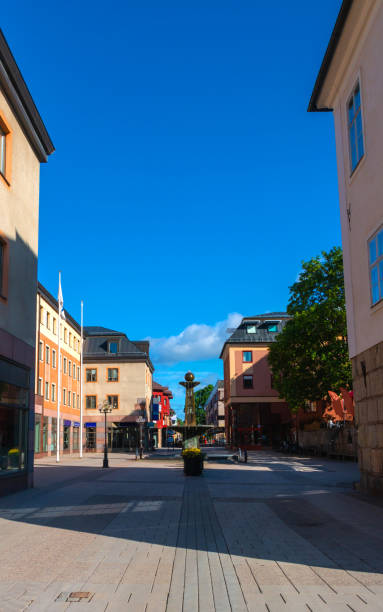 das historische zentrum der stadt falun mit café, wohngebäuden und schönem brunnen - falun stock-fotos und bilder