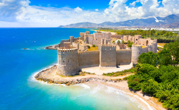 Panoramic view of the Mamure Castle in Anamur Town, Turkey Panoramic view of the Mamure Castle in Anamur Town, Turkey. High quality photo türkiye country stock pictures, royalty-free photos & images