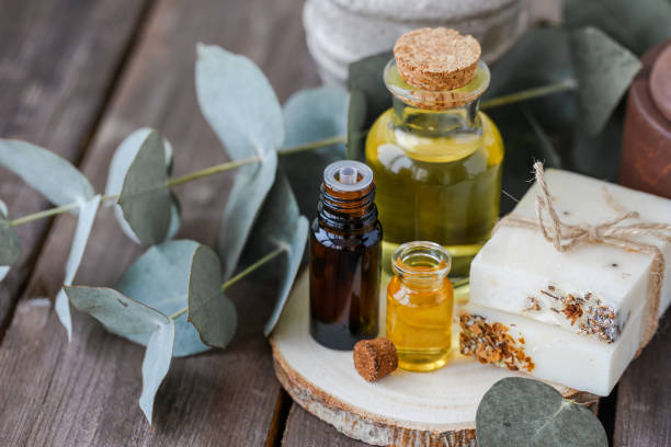 assortiment d’huiles naturelles dans des bouteilles en verre sur fond de bois. concept d’ingrédients biologiques purs en cosmétologie. accessoires de bain, atmosphère d’harmonie, détente. macro en gros plan. sain - aromatic oil photos et images de collection