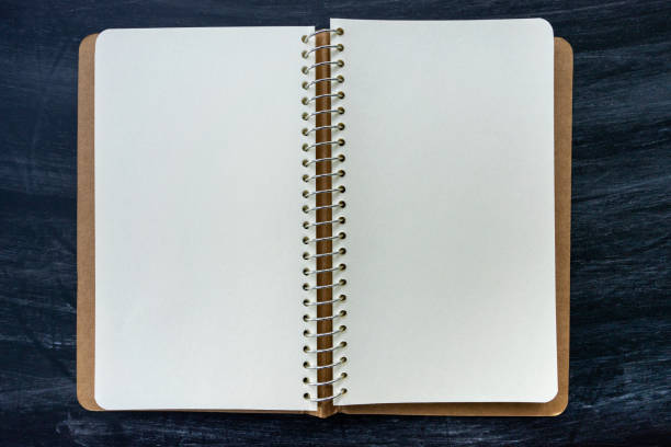 leeres offenes spiral-notebook auf tafel - open book teaching table stock-fotos und bilder