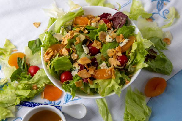 plaque de salade sur la nappe blanche - doeuvre photos et images de collection