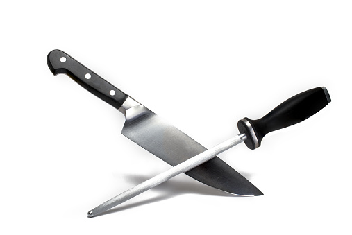 cuchillo de cocina cruzado palo de molienda fondo blanco photo