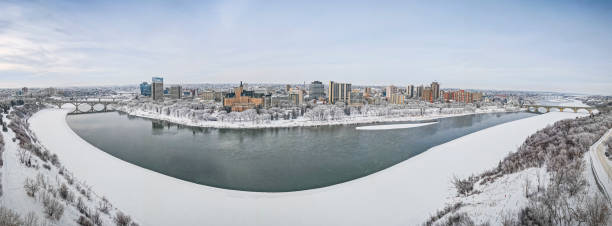 downtown aerial in saskatoon - bessborough imagens e fotografias de stock