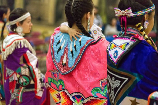 pow wow, three women - india traditional culture indigenous culture women imagens e fotografias de stock