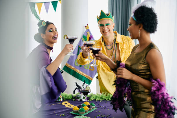 des amis heureux qui s’amusent et trinquent pendant la fête de mardi gras à la maison. - carnival drink people party photos et images de collection