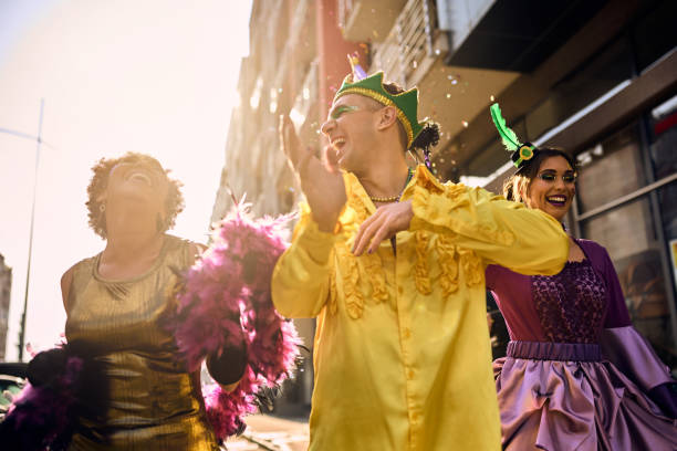 cheerful friends having fun and dancing on brazilian carnival parade on the street. - mardi gras fotos imagens e fotografias de stock