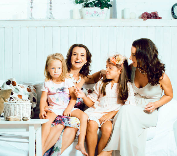 familia joven y bonita moderna en casa feliz sonriendo, concepto de gente de estilo de vida, madre con linda hija pequeña, hermana gemelas juntas - affectionate desire beauty brown fotografías e imágenes de stock