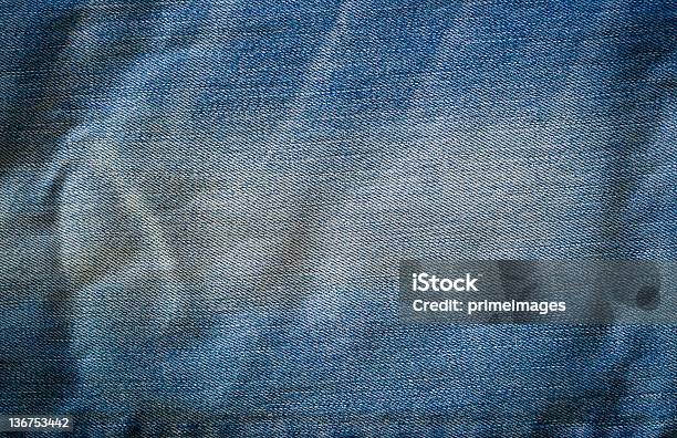Foto de Pares De Jeans Azul e mais fotos de stock de Abstrato - Abstrato, Acabado, Algodão - Malvaceae