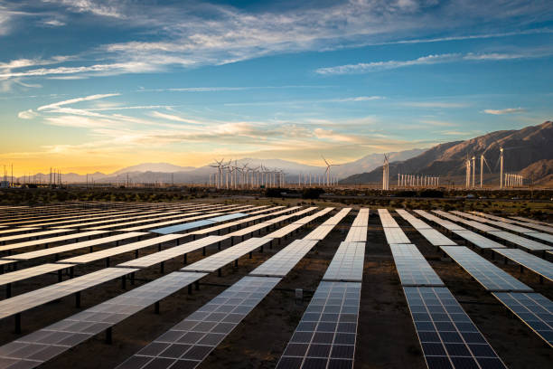 パームスプリングスカリフォルニアのソーラーパネルと風車の空中日の出 - scenics landscape windmill sunrise ストックフォトと画像