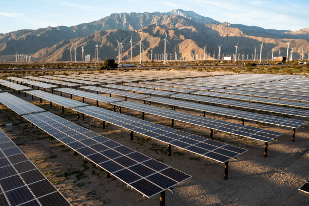 팜스프링스 캘리포니아의 태양광 패널과 풍차 상공을 조망할 수 있습니다. - solar panel wind turbine california technology 뉴스 사진 이미지