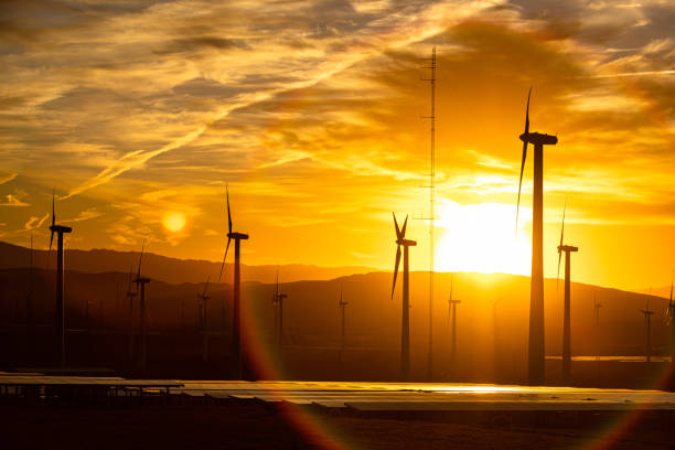 팜스프링스 캘리포니아의 태양전지 패널과 풍차의 일출 보기 - solar panel wind turbine california technology 뉴스 사진 이미지
