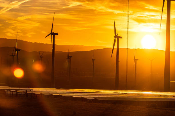 팜스프��링스 캘리포니아의 태양전지 패널과 풍차의 일출 보기 - solar panel wind turbine california technology 뉴스 사진 이미지