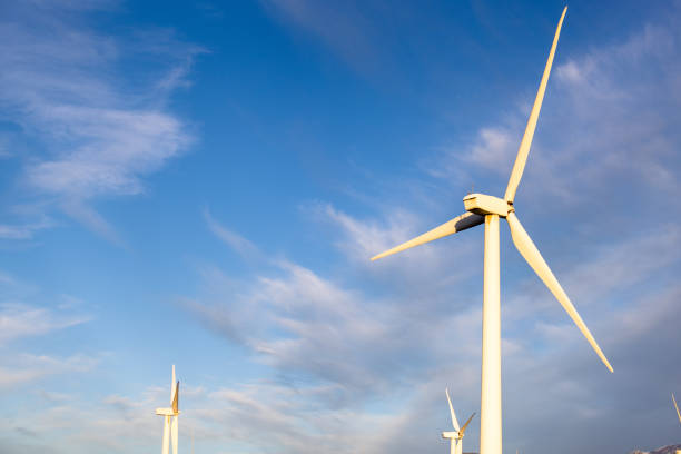 vista all'alba di pannelli solari e mulini a vento a palm springs in california - solar panel wind turbine california technology foto e immagini stock