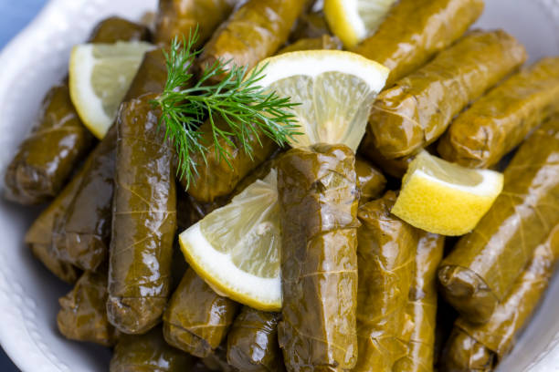 delicioso arroz relleno de hojas de uva dolma (sarma). dolma sarma libanesa en el plato. líbano turco griego cocina de oriente medio. (nombre turco; yaprak sarma) - 7958 fotografías e imágenes de stock