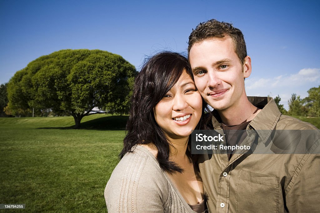 Interatial Retrato em Casal em um parque - Royalty-free Casal Foto de stock