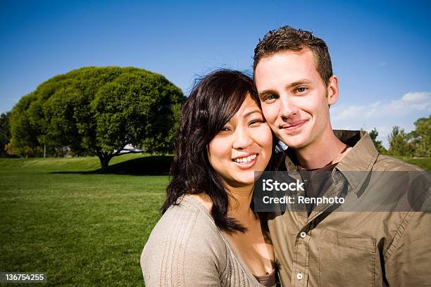 Interatial Retrato Em Casal Em Um Parque - Fotografias de stock e mais imagens de Casal - Casal, 20-29 Anos, Adulto