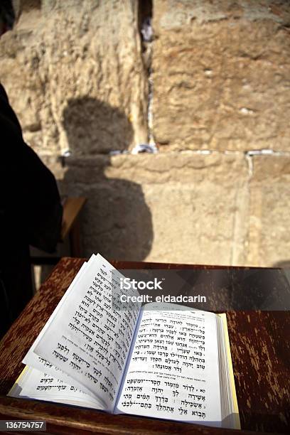 Libro De Salmo En El Muro De Las Lamentaciones Foto de stock y más banco de imágenes de Estudiar - Estudiar, Judaísmo, Abierto