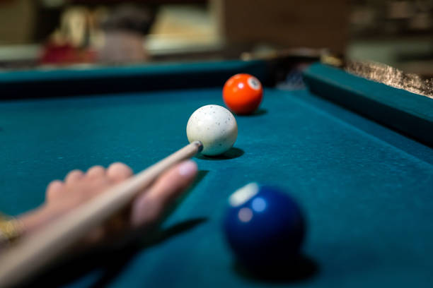 femme jouant au billard, gros plan du joueur prendre un coup - billard photos et images de collection