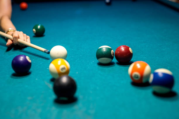 mano masculina o femenina tomando la foto en la piscina - bola de billar fotografías e imágenes de stock