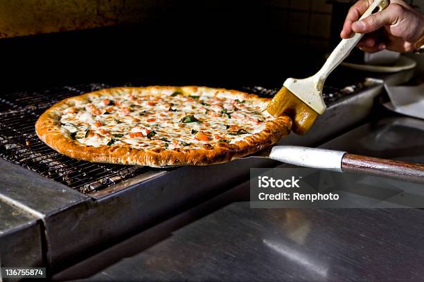 Buttering Pizza Fresca - Fotografias de stock e mais imagens de Forno - Forno, Pizza, Alegria