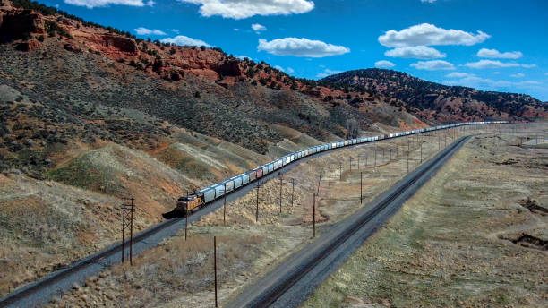 przejeżdżający duży pociąg towarowy - rail freight zdjęcia i obrazy z banku zdjęć