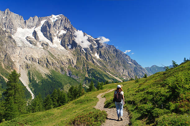 randonnée dans la vallée de ferret - european alps women summer outdoor pursuit photos et images de collection