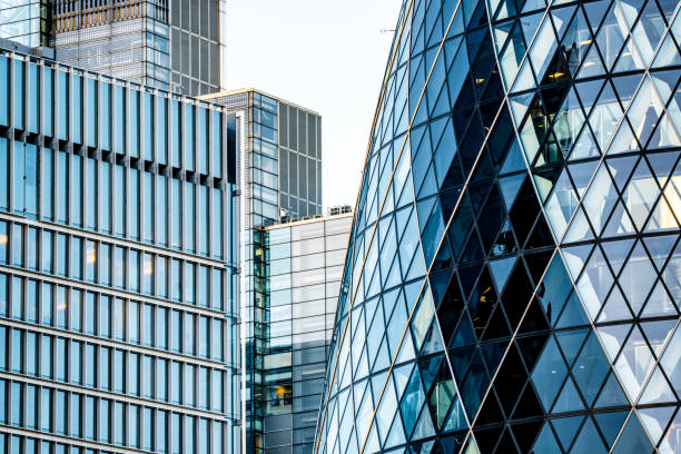 biurowce w londynie, w centrum znajduje się the gherkin. - shard zdjęcia i obrazy z banku zdjęć