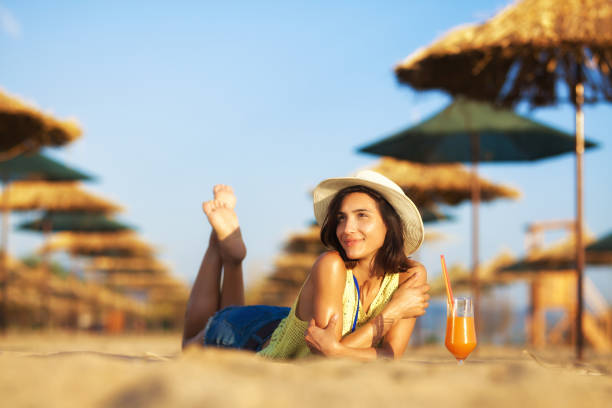 ragazza con cocktail su una spiaggia - umbrella beach sex symbol white foto e immagini stock