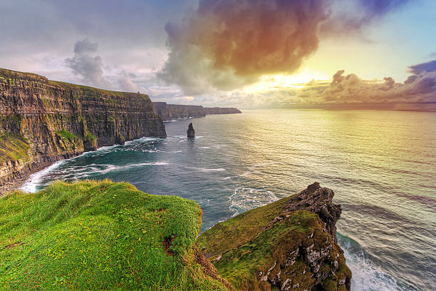 scogliere di moher in incredibile tramonto - republic of ireland cliffs of moher cliff sunset foto e immagini stock