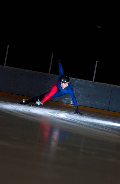 speedskating biegen sie in - winter olympic games stock-fotos und bilder