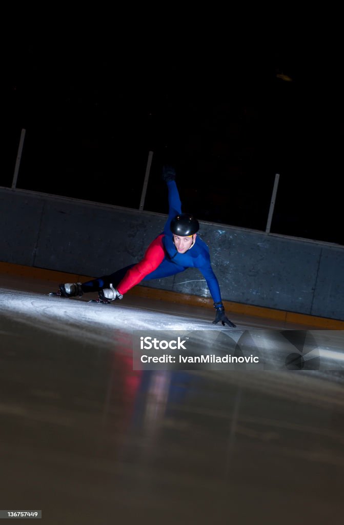 Speedskating シャープで左折します。 - 世界のスポーツイベントのロイヤリティフリーストックフォト