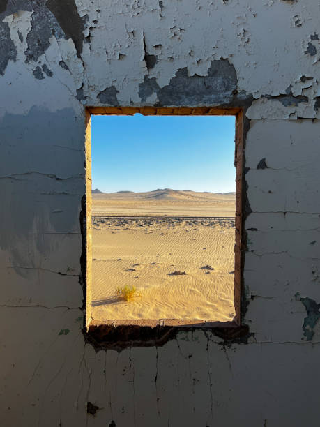 cidade abandonada de kolmanskop na namíbia. cidade antiga, areia no deserto da áfrica - luderitz city - fotografias e filmes do acervo