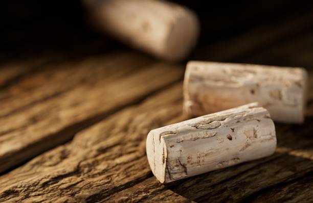 wine cork on natural wood plank closeup - wine bottle wine wood bottle stopper imagens e fotografias de stock