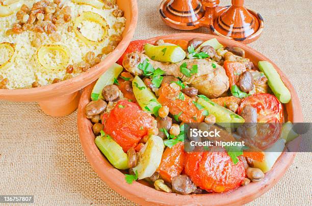 Marroquí Cuscús Y Verduras Siete Tajín Foto de stock y más banco de imágenes de Alimento - Alimento, Alimentos cocinados, Arcilla