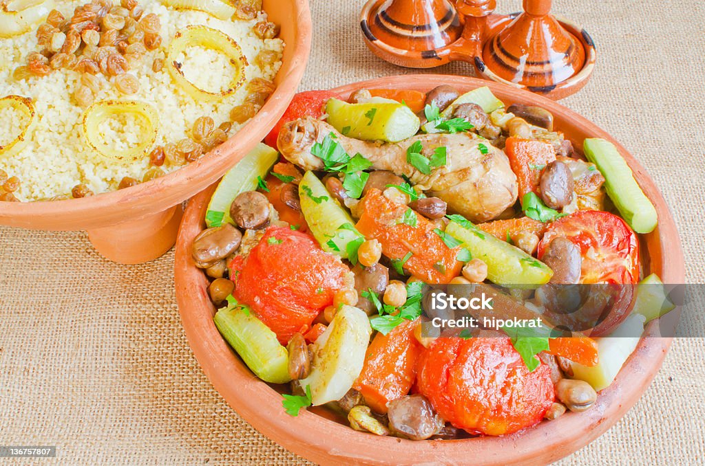 Moroccan couscous et «seven» tagine de légumes - Photo de Afrique du Nord libre de droits